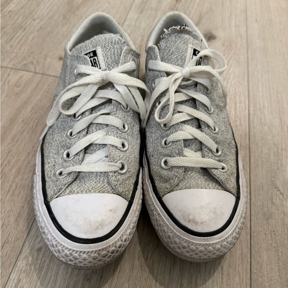 Converses Women’s Lo Tops Size 8